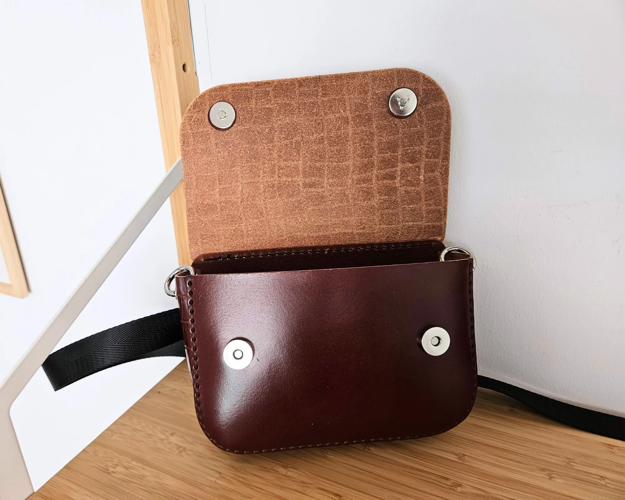 Bolso convertible de cuero. Bandolera + Riñonera - Imagen 2