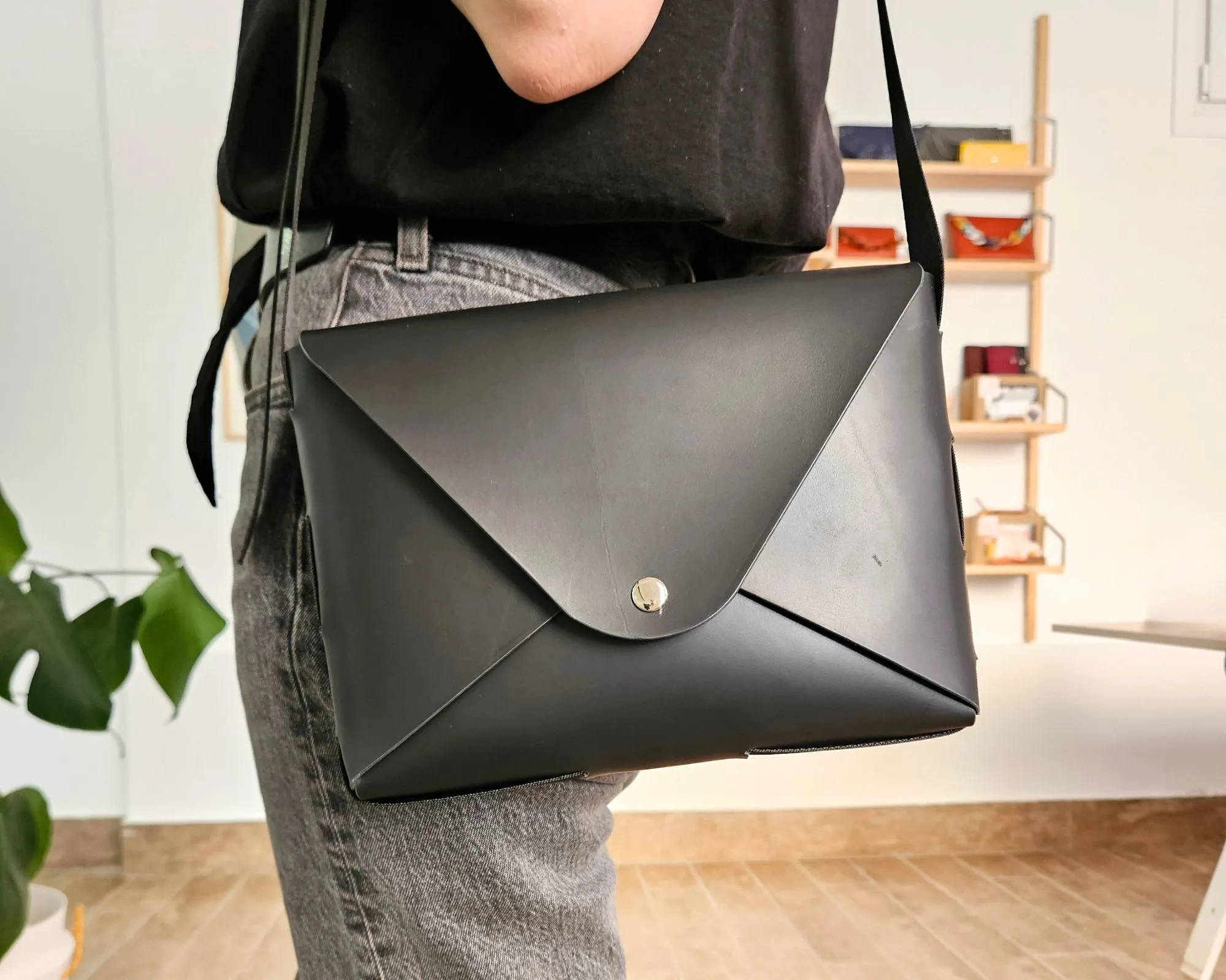 Bolso sobre de cuero - Negro - Imagen 2