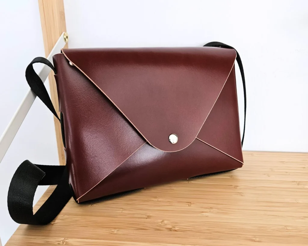 Bolso sobre de cuero - Caoba