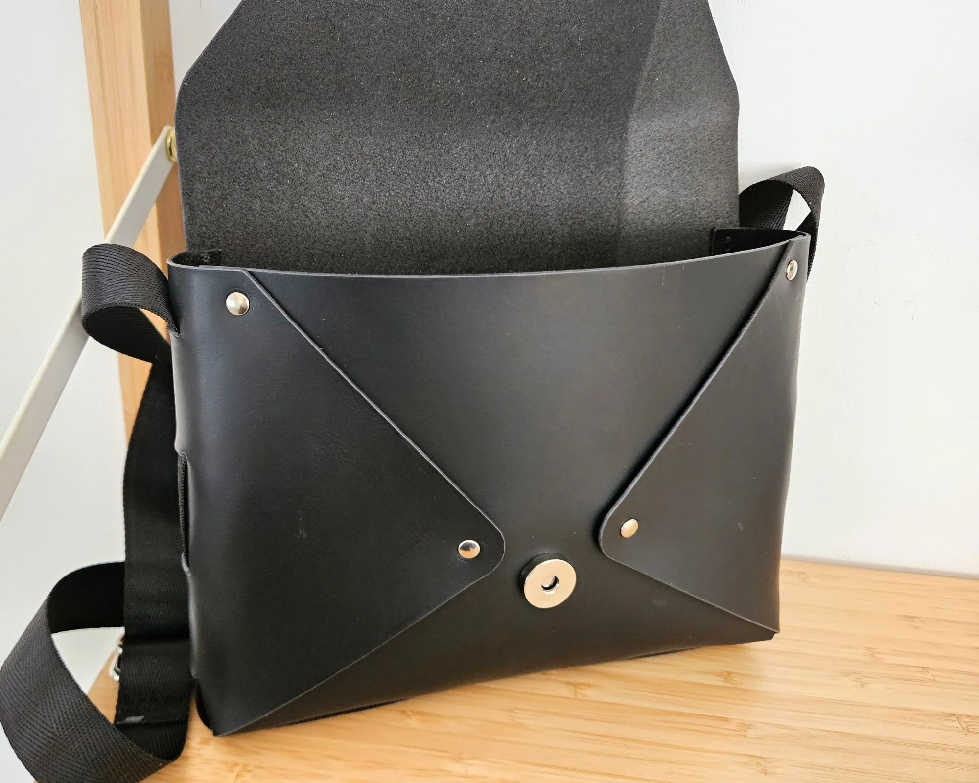 Bolso sobre de cuero - Negro - Imagen 4